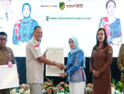 Perkuat Identitas Daerah, Bupati Barito Utara Serahkan Sertifikat Hak Cipta Batik bagi UMKM