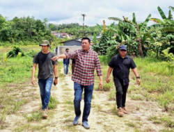 Pantau Pembangunan Infrastruktur, Wabup Barito Utara Tinjau Langsung Proyek Workshop BLK di Jalan Pendreh